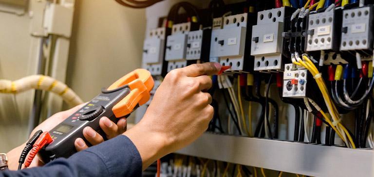 elektryk odłącz prąd